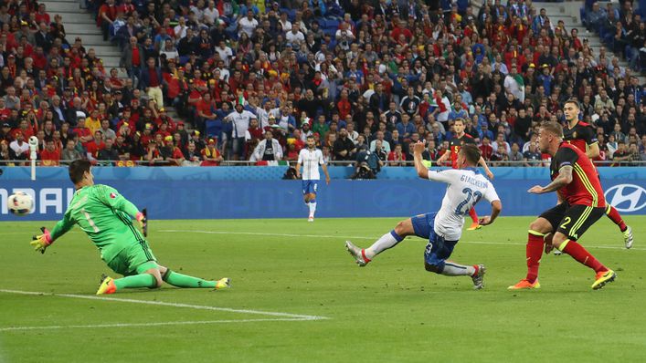 Emanuele Giaccherini scores Italy's opening goal of the game