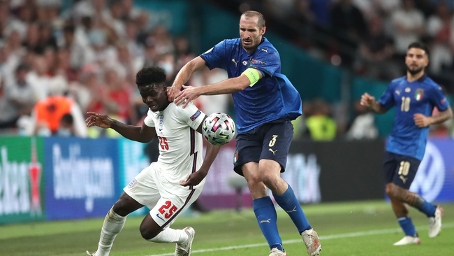 Giorgio Chiellini uses all his experience to pull back Bukayo Saka late on