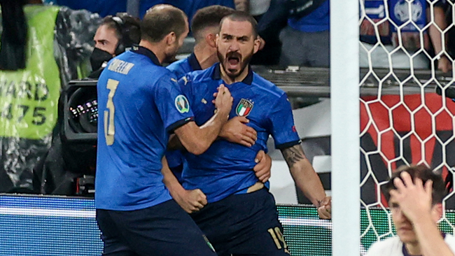 Giorgio Chiellini celebrates defensive partner Leonardo Bonucci's equaliser