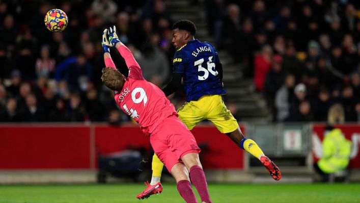 Anthony Elanga nods Manchester United into the lead at Brentford