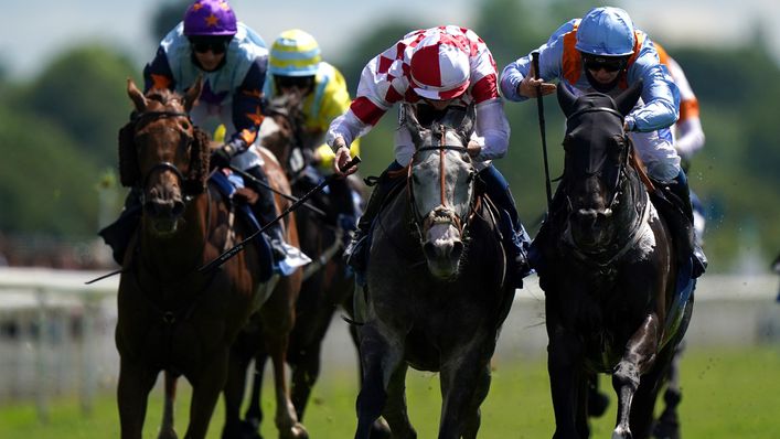 Howzer Black (right) returns to a more favourable trip